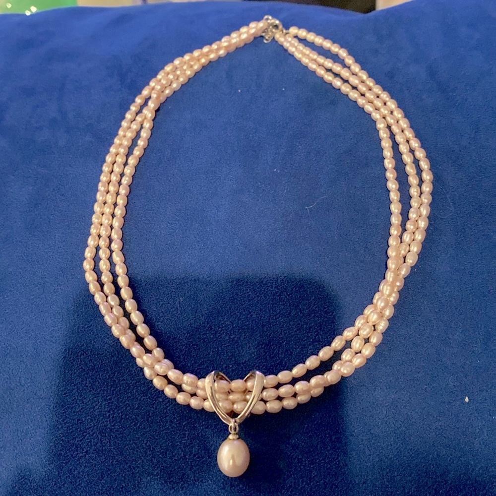 Beautiful authentic pink pear necklace with larger white Pearl center.